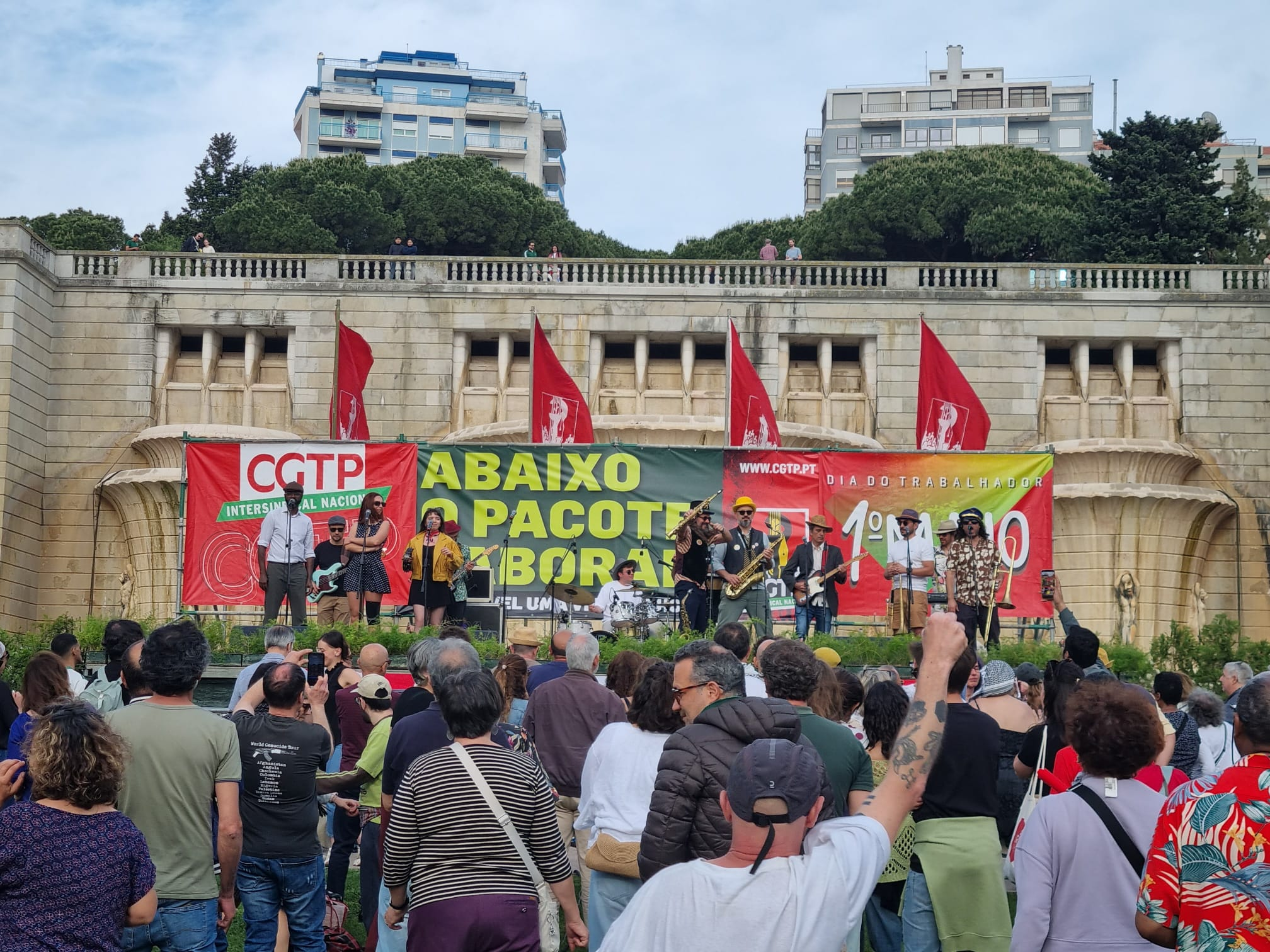 MILHARES CELEBRAM 1º MAIO EM MANIFESTAÇÃO CONTRA PROPOSTA DO PACOTE LABORAL