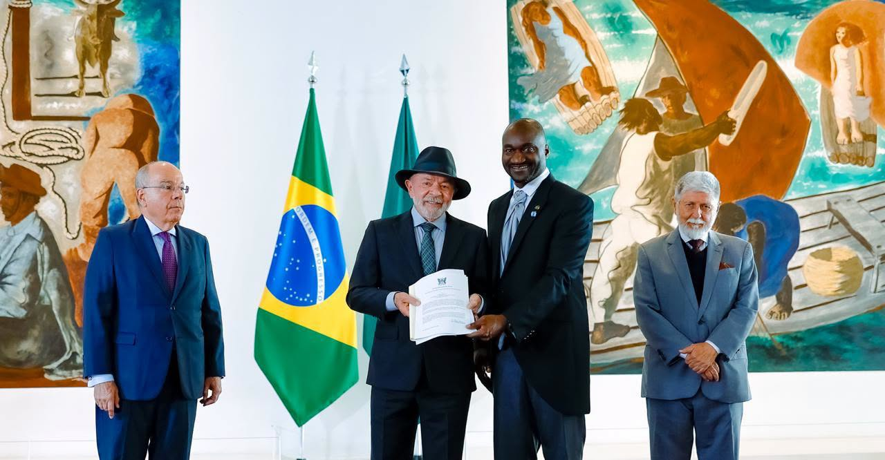 Embaixador Esterline Gonçalves Género apresenta cartas credenciais ao Presidente do Brasil